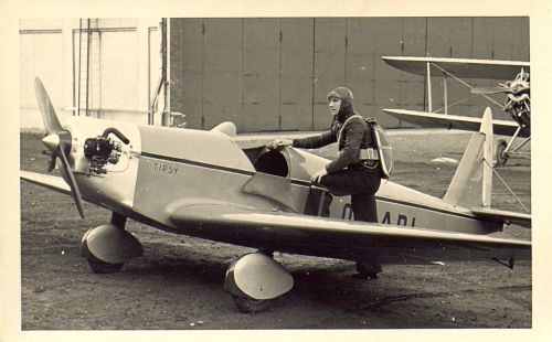 Jef " Poeske" Scherens stapt in zijn privé-vliegtuig. Foto: Wielermuseum Roeselaere