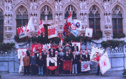Verscheidene jaartallen poseren voor het Leuvense stadhuis.