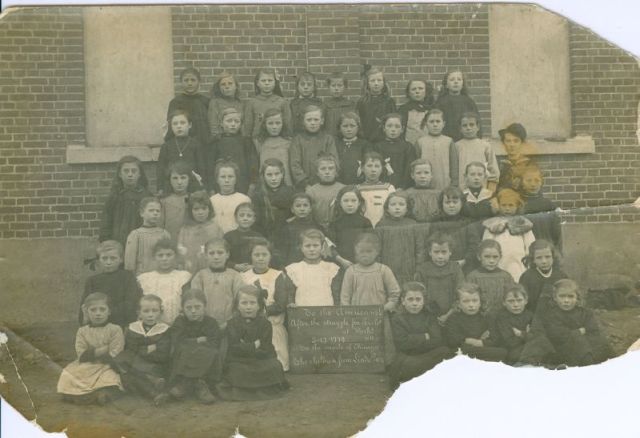 Fotografische dankbetuiging uit Peer aan de Amerikaanse bevolking voor hun oorlogshulp. De foto toont een klas met leerlingen.