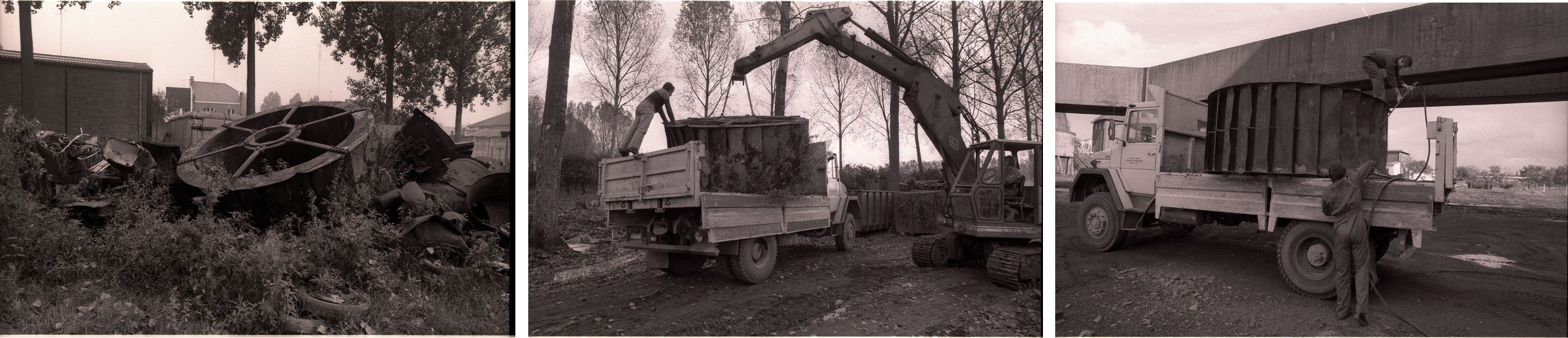 Een metalen watermolenrad wordt op een vrachtwagen geladen.