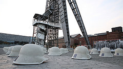 Zicht op de schachtbok ban Winterslag met de 44 betonnen Stahlhelmen.