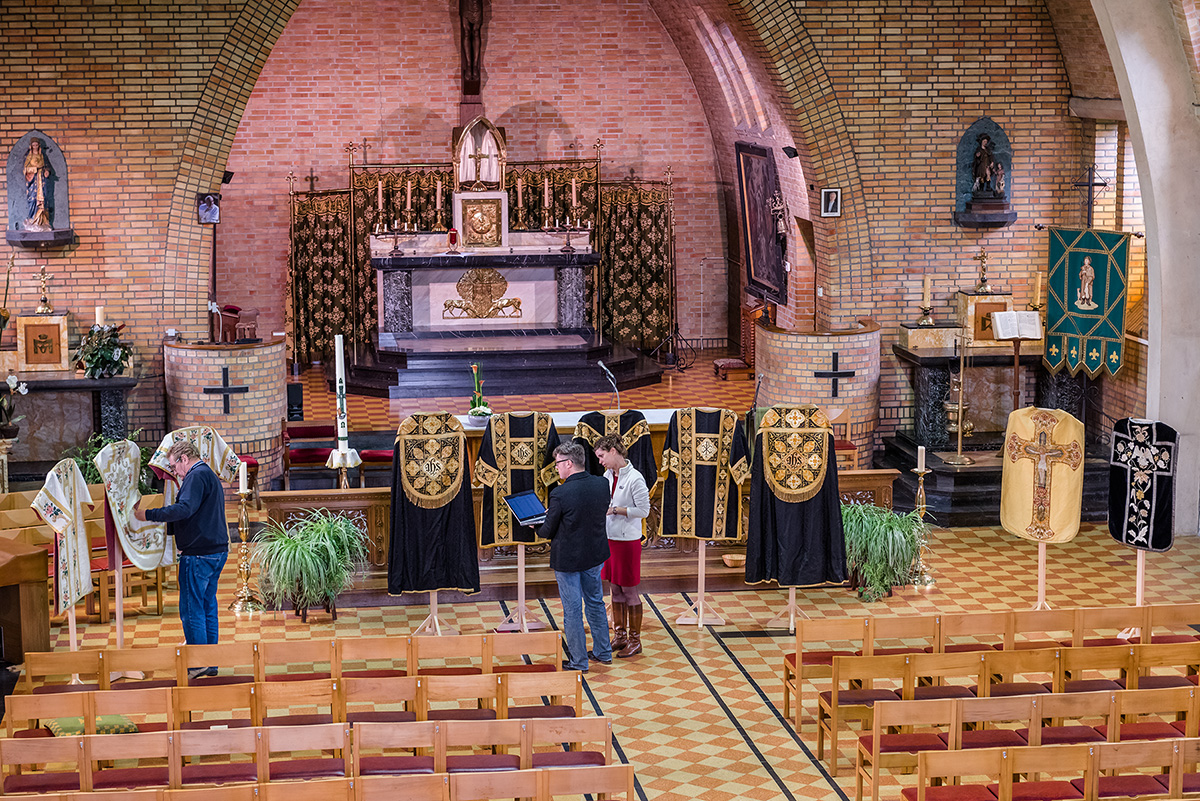 Zicht op het interieur van een kerk tijdens een inventaris.